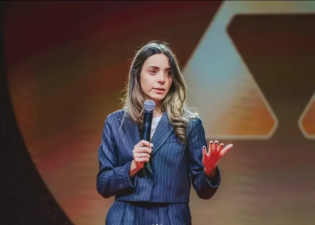 Thaís Maia palestrando no evento ADAPTA